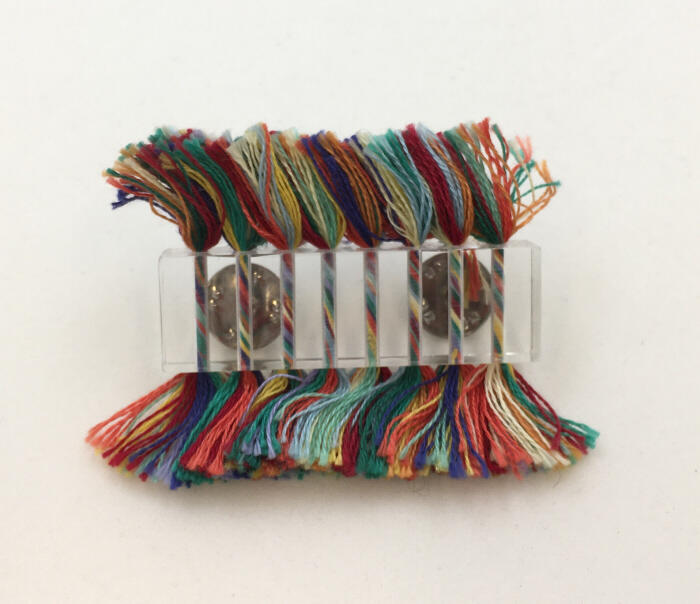 Broche met gekleurd zijdedraad