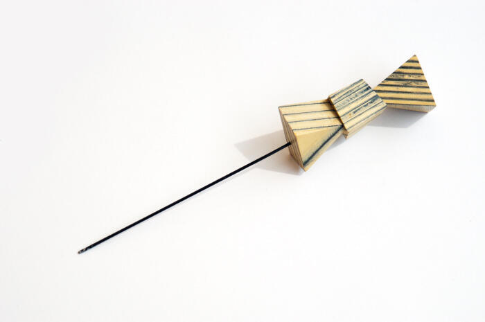 Broche van metalen pin met drie blokjes van hout