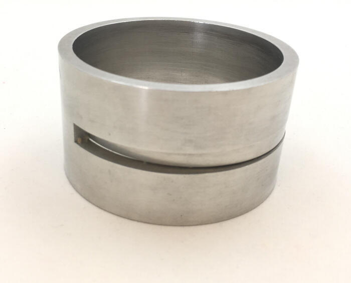 Armband met smalle naar binnen gebogen uitsnede