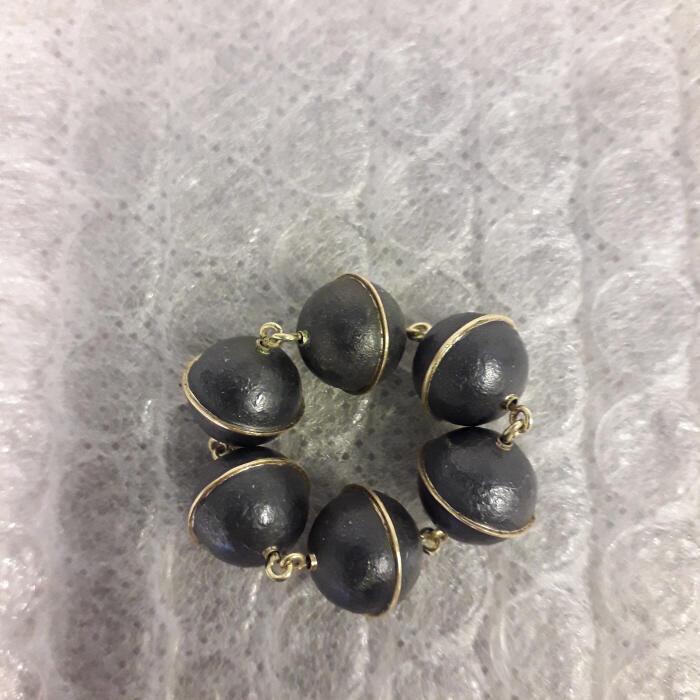 Ring met zes bollen