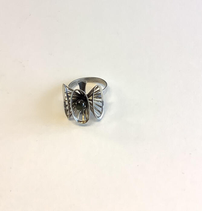Ring met drie opengewerkte vormen en toermalijn