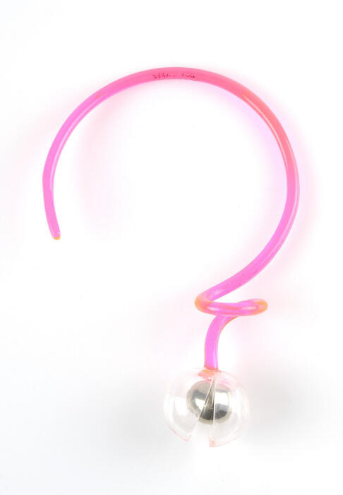 Ketting met zilveren bol in transparant perspex