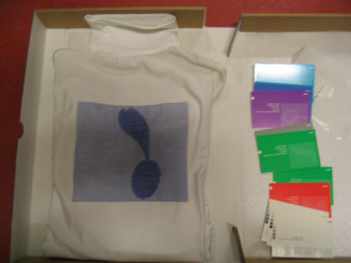 T-shirt met logo in reliëfprint en visitekaartjes