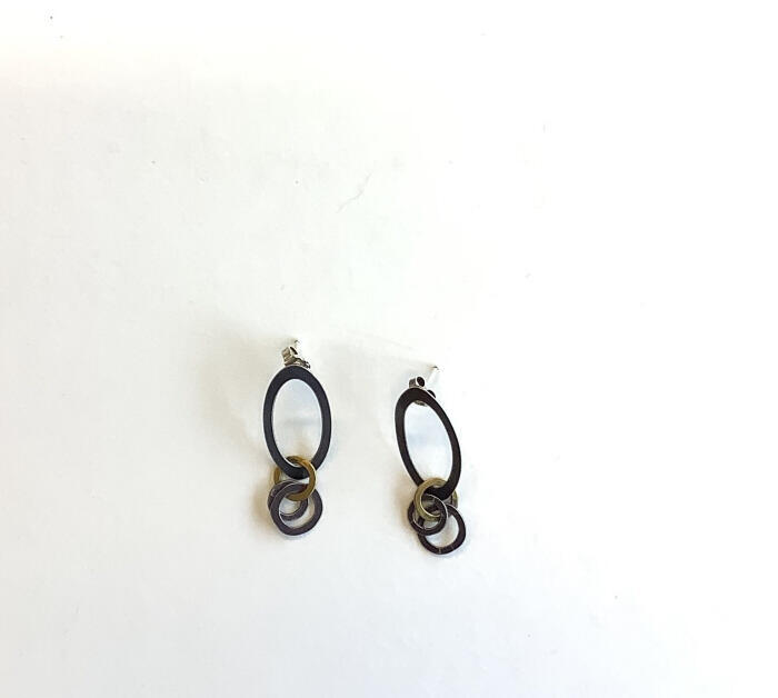 Oorsteker met ovaal met drie ringen