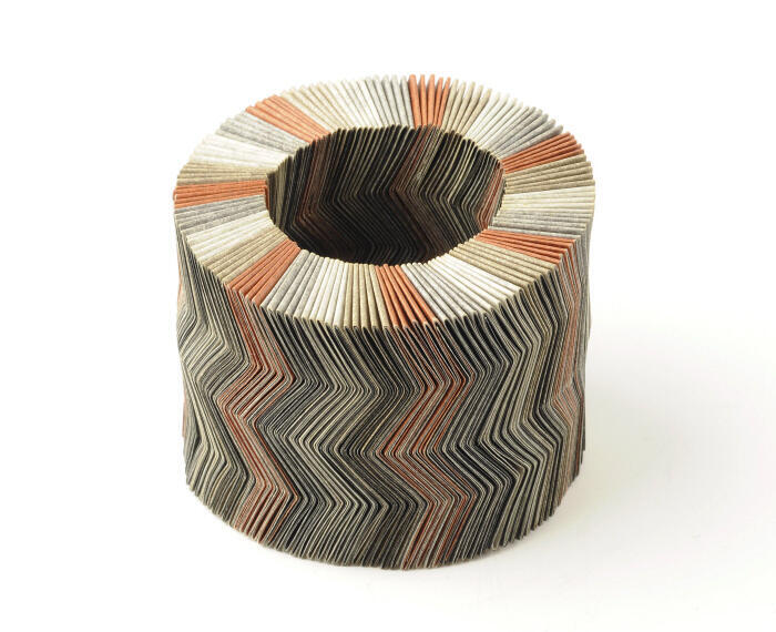 Armband van gevouwen stroken papier