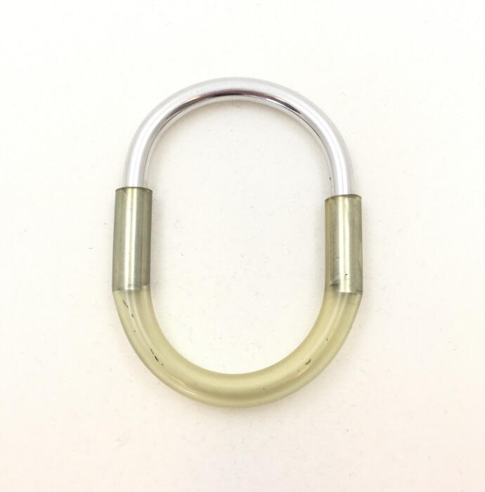 Armband met half gebogen aluminium buis en een half gebogen benzineslang