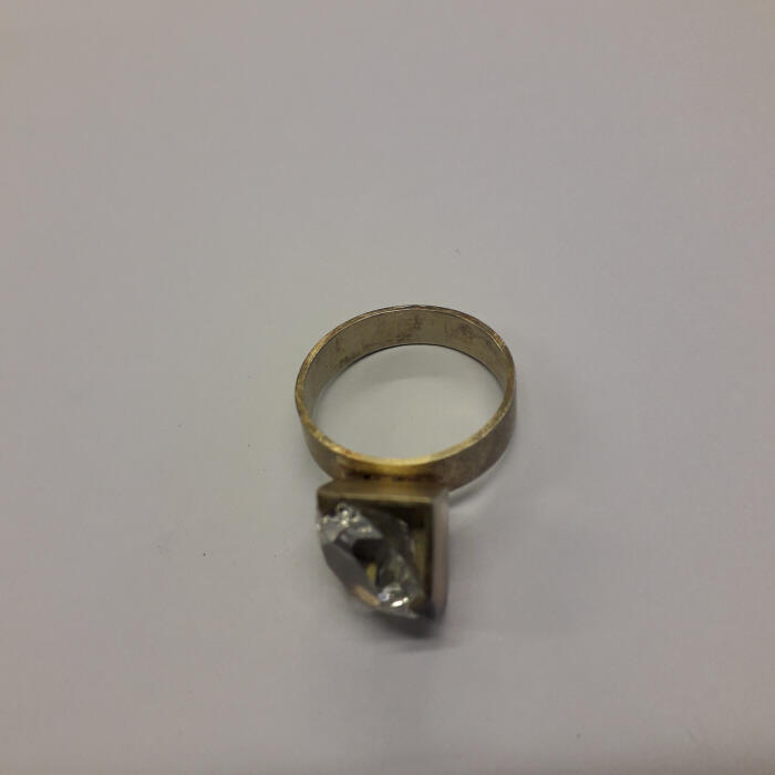 Ring met synthetische steen