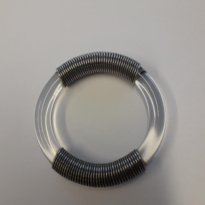 Armband van transparant perspex en stalen veer