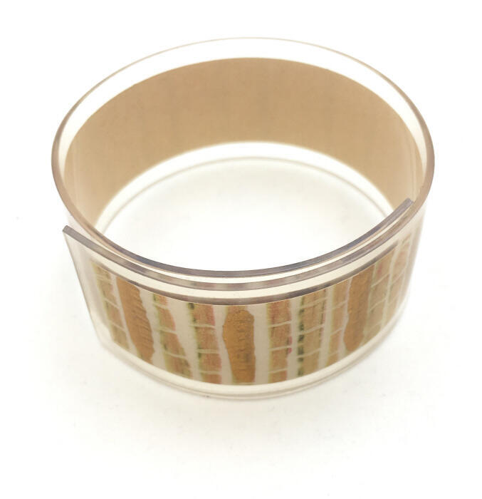 Armband van flexibel acryl met daarin een beschilderde strook papier