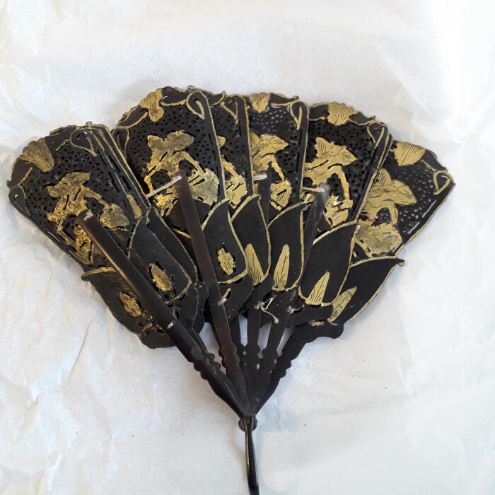 Zwarte waaier met gouden motieven