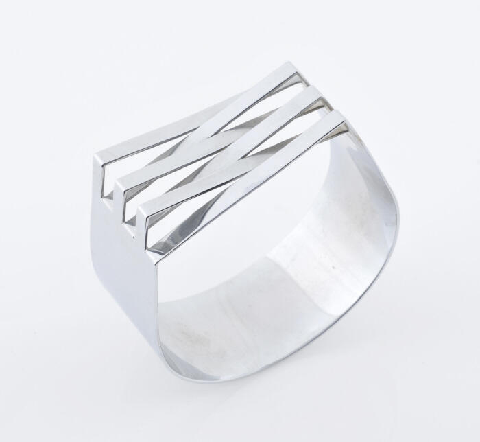 Armband met uitgezaagde en gebogen lijnen