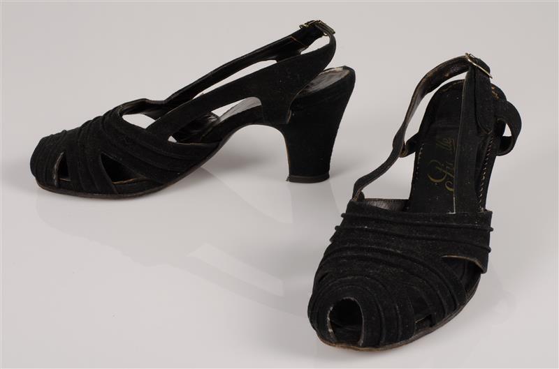 Paar damesschoenen behorend bij ensemble