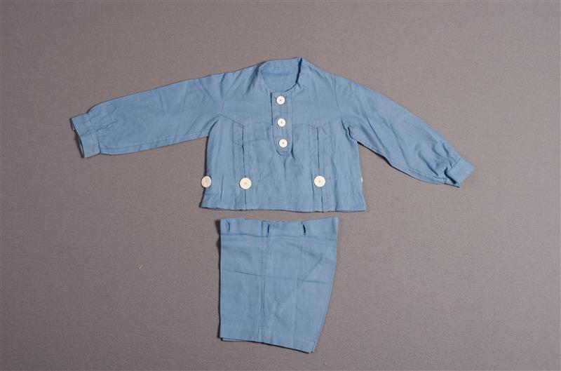 Tweedelig kleuterensemble bestaande uit blouse en korte broek