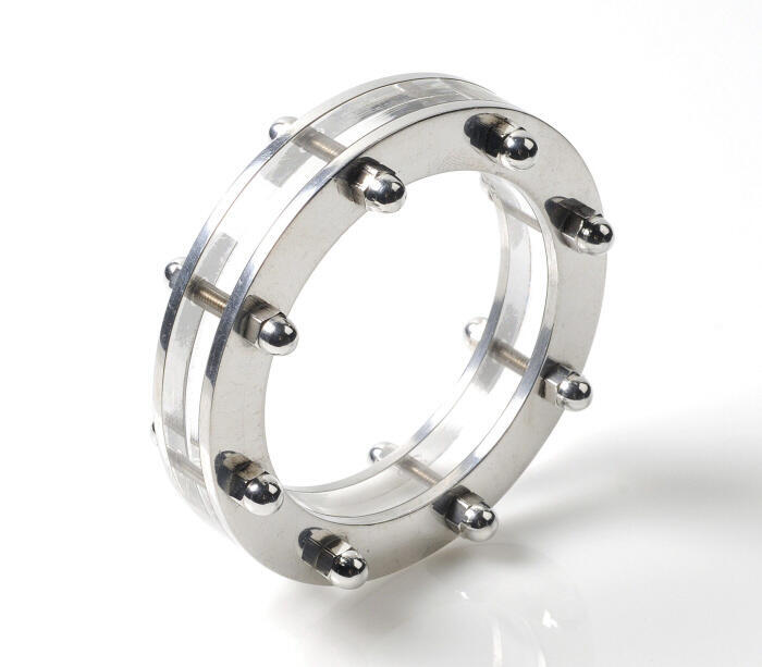 Armband van aluminium, perspex en dopmoeren