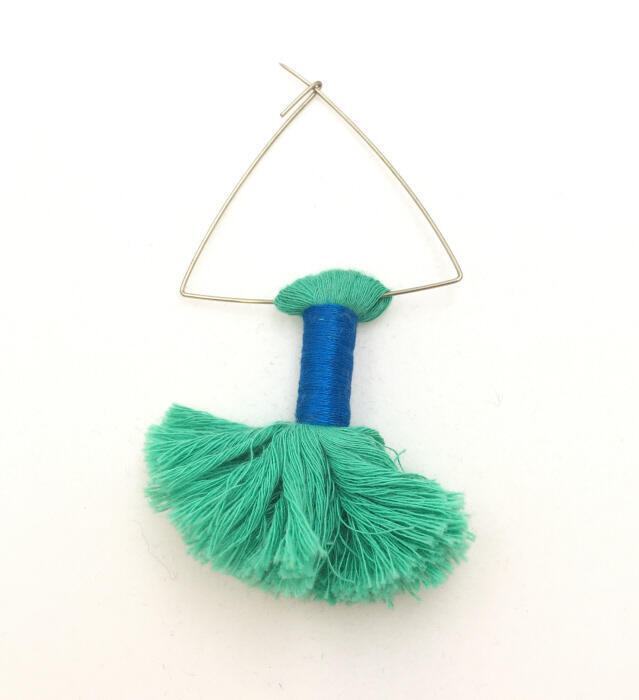 Broche met kwastje aan driehoek