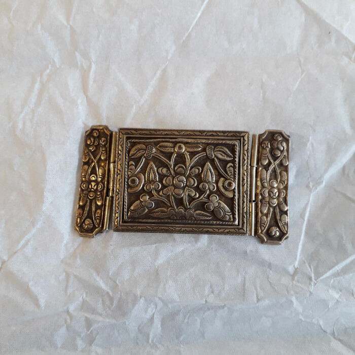 Broche van metaal met bloemmotief