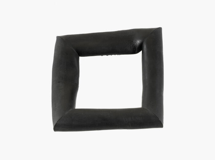 Armband van zwart rubber in vierkante vorm. 