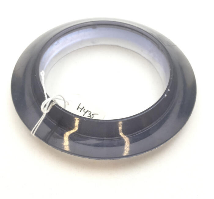 Armband van giethars met uitstekende rand
