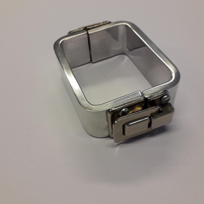 Armband van aluminium met koffersloten