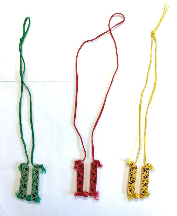 Halssieraad met hanger met zwarte vormen