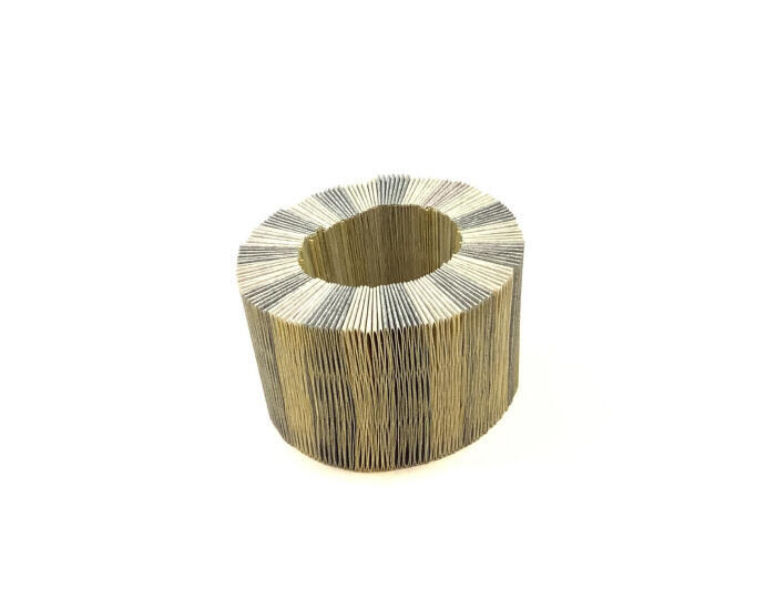 Armband van gevouwen stroken papier