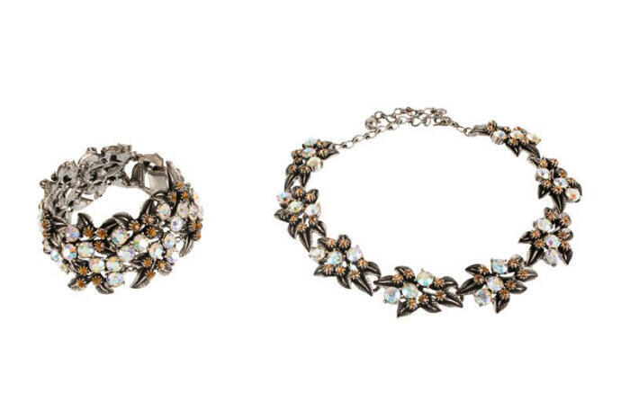 Set van halssieraad en armband met bloemmotief