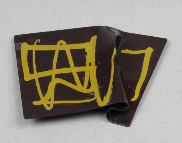 Broche met gouden tekening