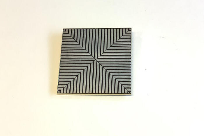 Broche vierkant met lijnen