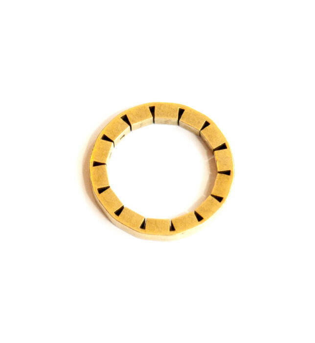 Ring van goud met gladde buitenrand en aan de binnenzijde ingezaagd