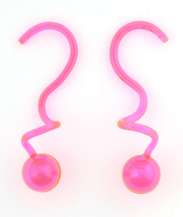 Oorhangers van roze perspex met element van zilver in bol