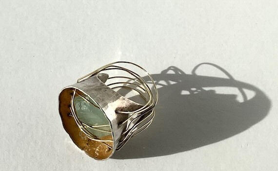 Ring met dunne draden en witte steen