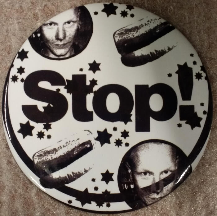 Button van metaal met opschrift Stop!