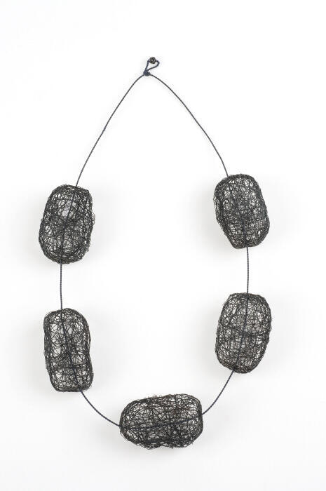 Ketting met vijf bollen van ijzergaren