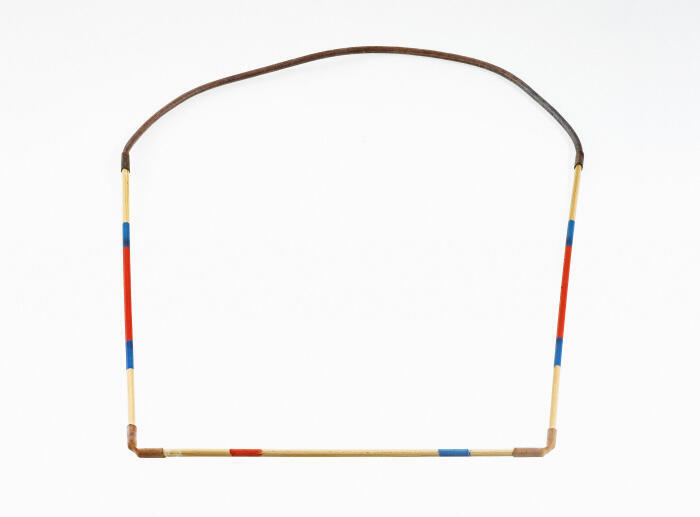 Ketting van drie mikado-stokjes en stukjes slang