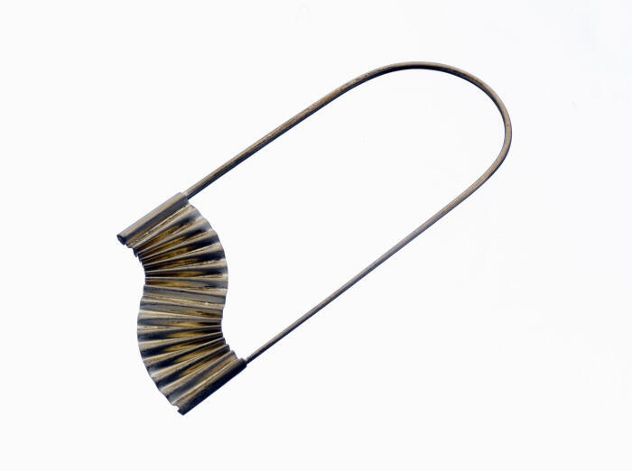 Broche met zig-zag gevouwen strook