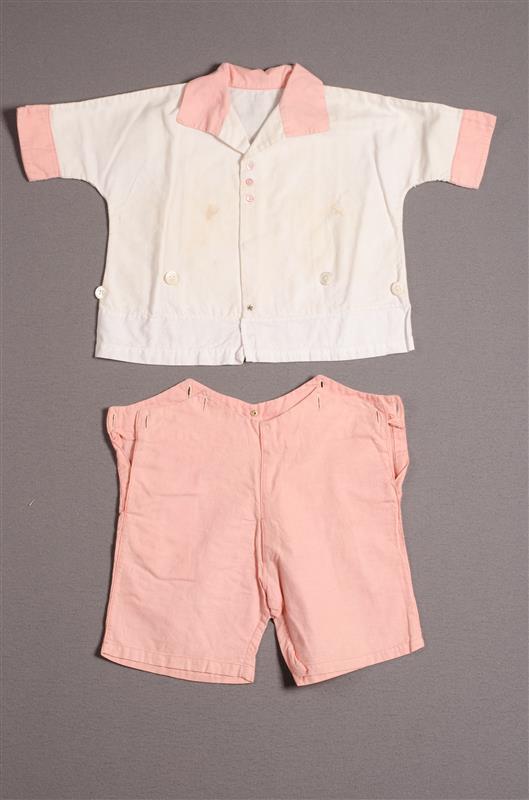 Tweedelig jongensensemble bestaande uit blouse en korte broek