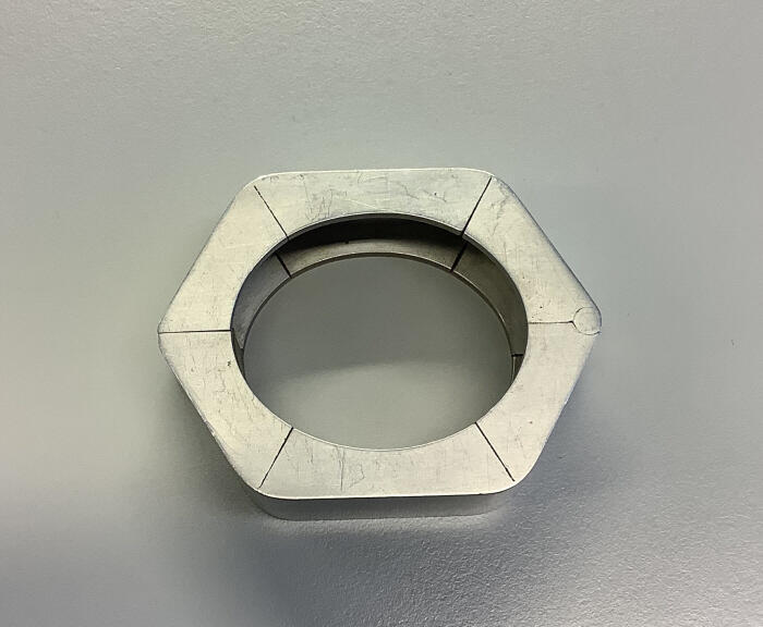 Armband van aluminium met zes hoeken en een magnetische sluiting
