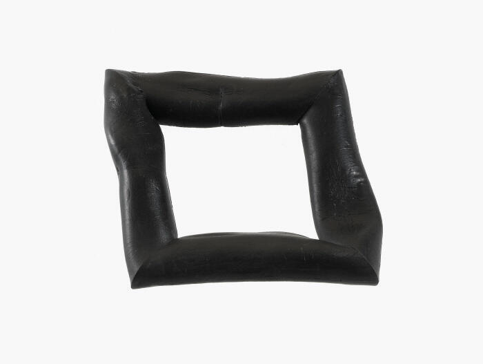 Armband van zwart rubber in vierkante vorm