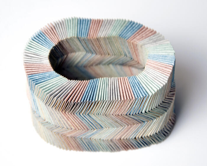 Armband van gevouwen stroken papier