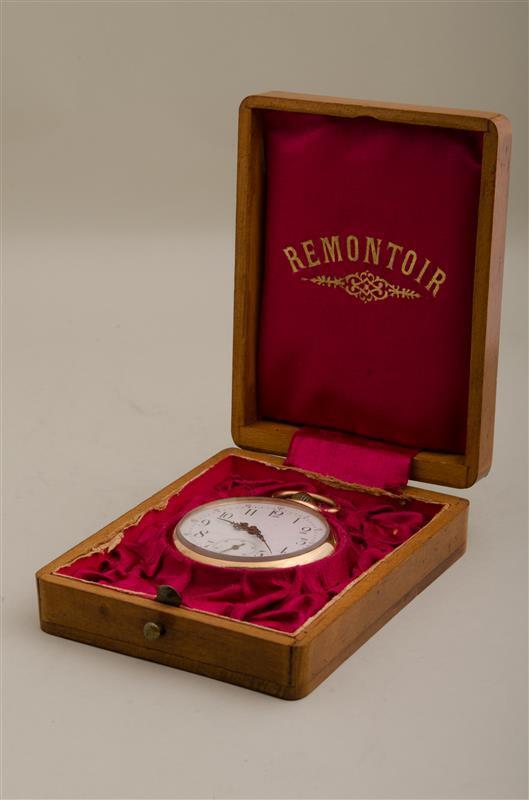 Gouden horloge in bijbehorend doosje