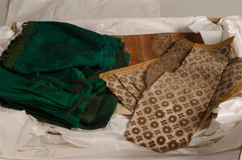 Doos met diversen fragmenten van interieurtextiel