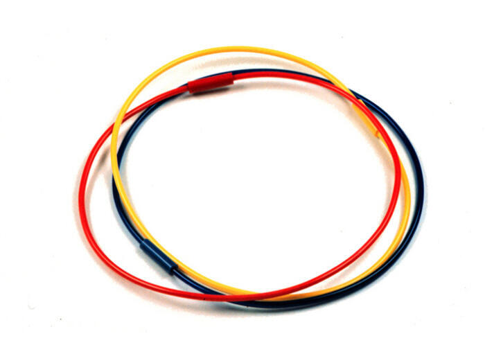 Ketting van drie gekleurde plastic draden