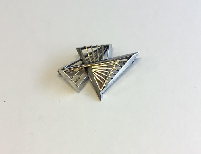 Broche met drie driehoekige vormen