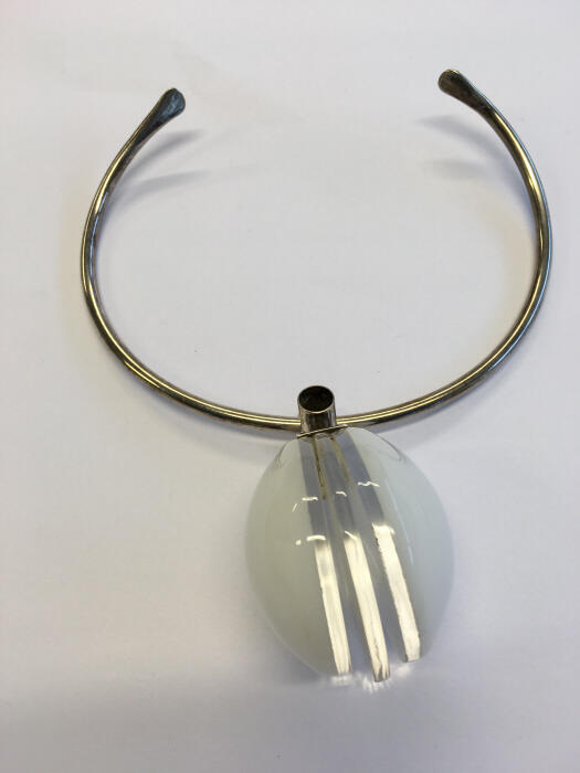 Ketting van zilveren buis met perspex hanger