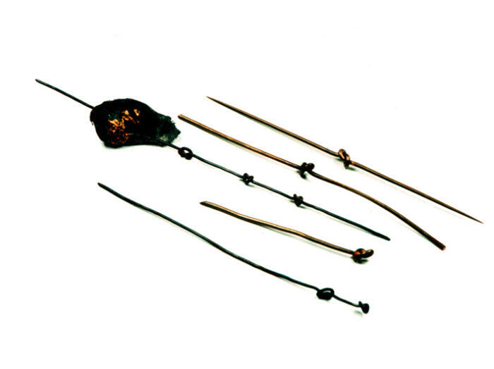 Serie van vijf broches
