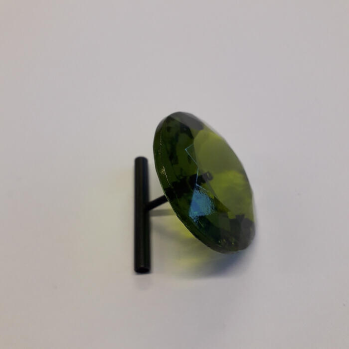 Ring met T-vorm en grote steen