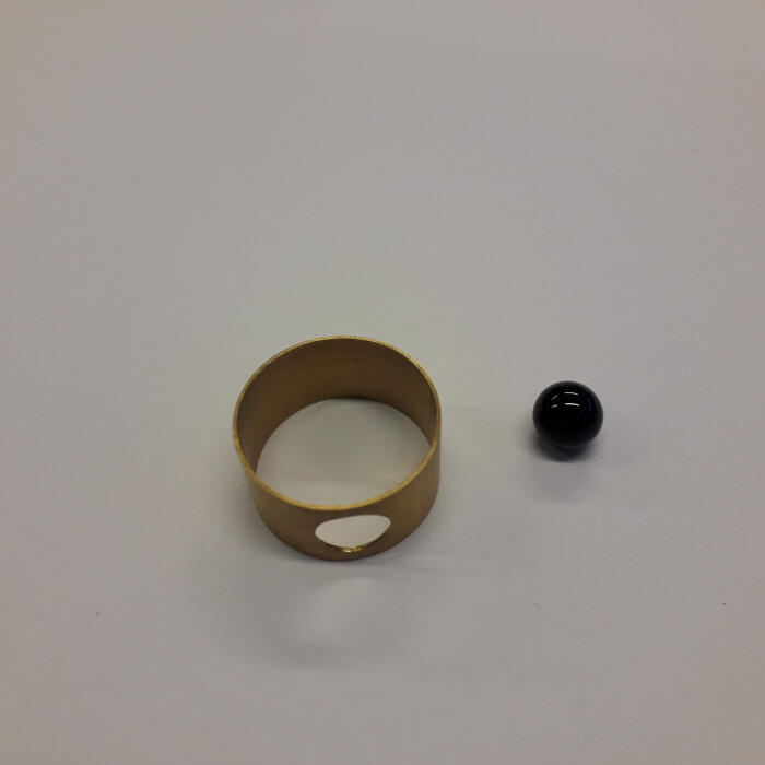 Ring van goud met losse granaat
