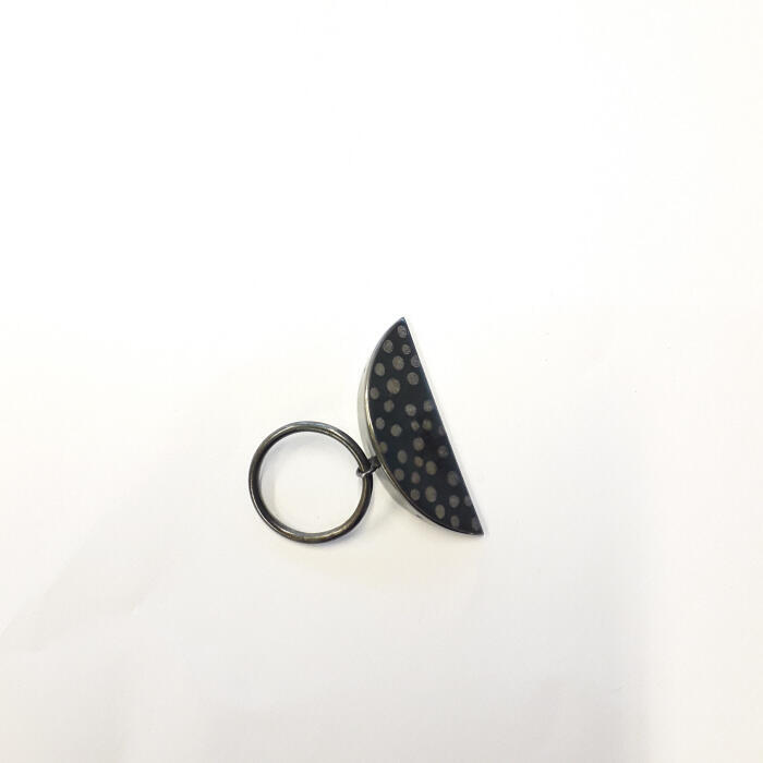 Ring van gezwart zilver met halfronde vorm