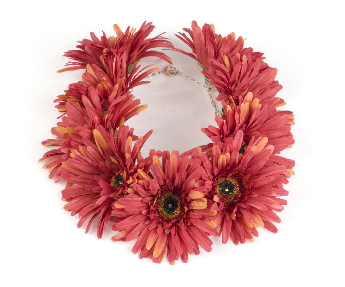 Ketting met rode kunstbloemen