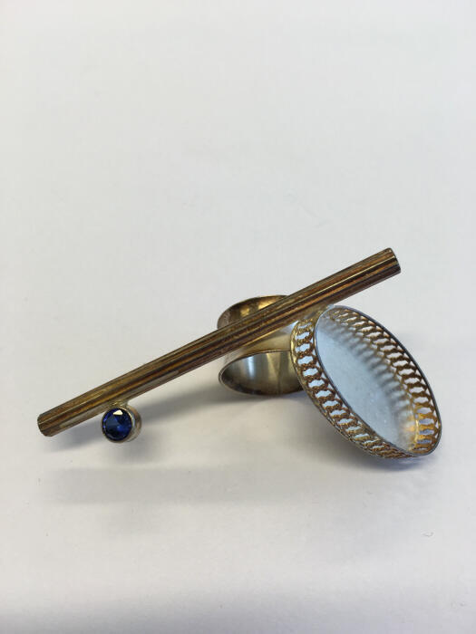 Broche van zilver met verschillende versieringen
